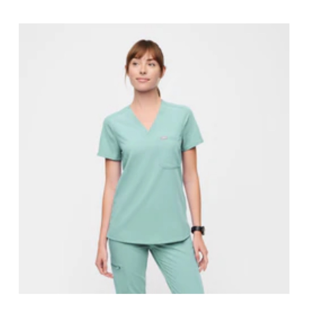Figs One-Pocket Scrub Top